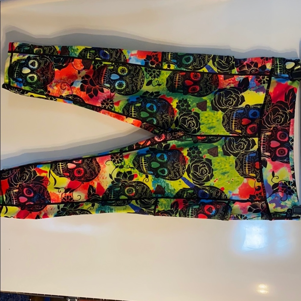 CVG tie dye skulls Capri